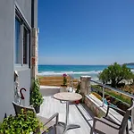 Golden Dolphin Studios&apartments