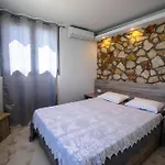 Golden Dolphin Studios&apartments