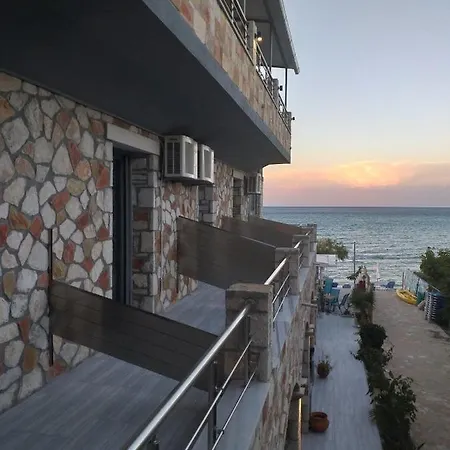 Golden Dolphin Studios&apartments