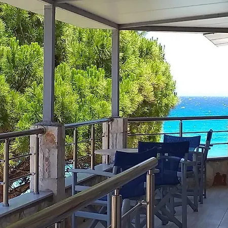 Golden Dolphin Studios&apartments