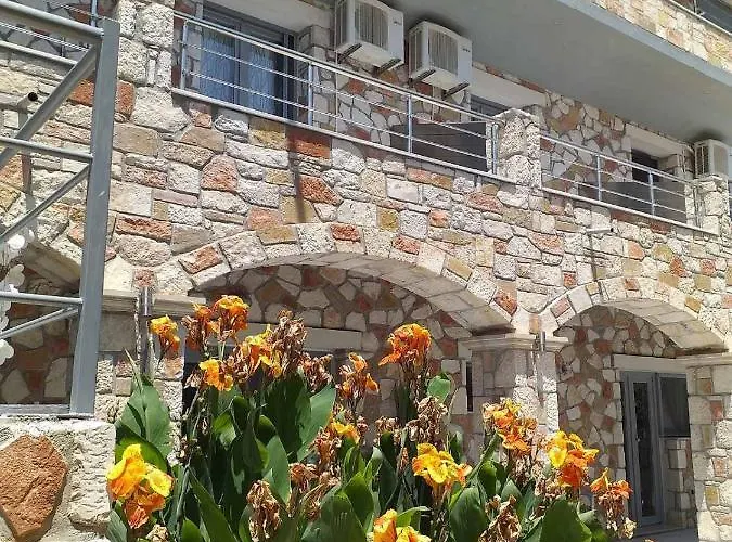 Golden Dolphin & Lejlighedshotel